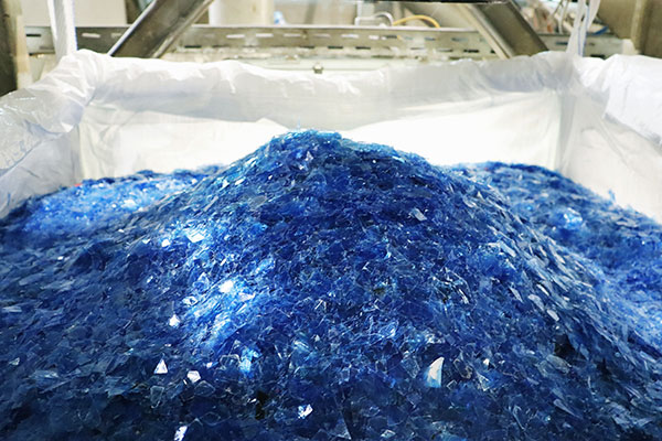 Zerschredderte Röntgen­filme in einer Recycling­anlage